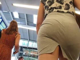 Парень шел за одной мамкой с классной жопой в узкой короткой юбке