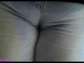 Полная женщина в узких штанах зажала пизду брюками и попалась на камеру