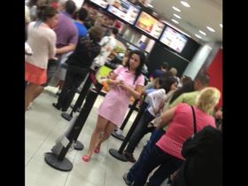 Чувак тусовался в кафе и заснял на камеру трусики одной бабы под юбкой