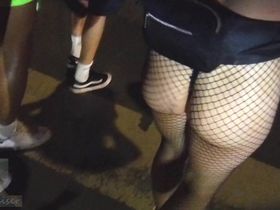 Девчонки в очень открытых костюмах прогуливаются на камеру по городу