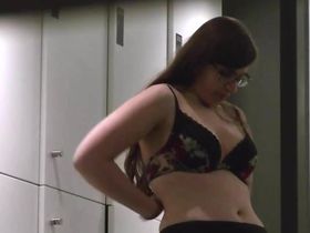 Скрытая камера в женской раздевалке засняла несколько голеньких красоток