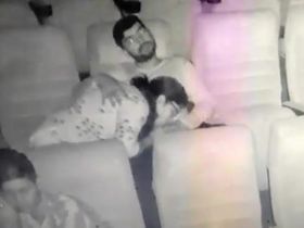 Телка в кинотеатре сделал парню минет прямо посреди фильма