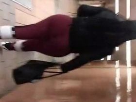 Чувак снимает на камеру как прислоняется членом к большой жопе спереди стоящей красотки