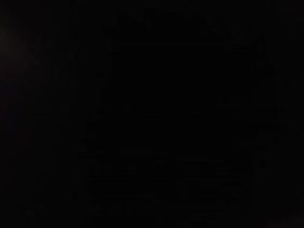 Чувак заснял большую волосатую манду на камеру сидя в одной кабинке туалета