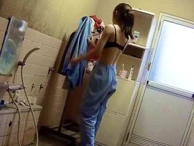 Скрытая камера в общественной душевой засняла одну молодую медсестру голой