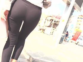 Классная задница в узких черных брюках попалась на камеру во время прогулки