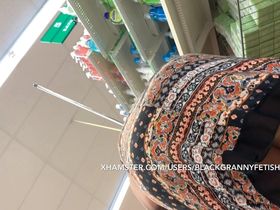 Бабку в красных труселях стояла в магазине с тележкой, а паренек снимал на камеру под юбкой