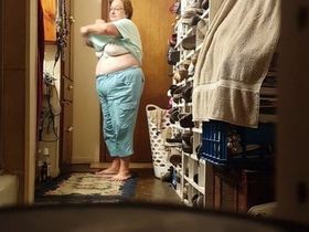 Жирная бабушка раздевается и мочится в туалете перед скрытой камерой