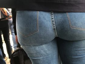 Студент на улице снял скрытой камерой круглую попку своей зрелой учительницы