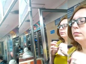 Парень познакомился в метро с фигуристой бабой и тайком снял её большие сиськи