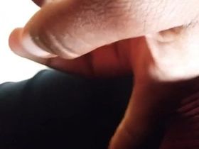 Негр в очереди дотронулся большим хуем к крепкой заднице бабы и пощупал её