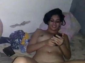 Влюблённый друг вылизывает высокой брюнетке бритую вагину на глазах её парня