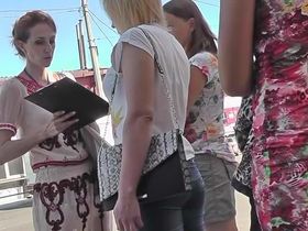 Парень на вокзале заглянул скрытой камерой под юбку худой хохлушки