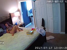 Женщина мастурбирует на кровати вибратором и переписывается с любовником