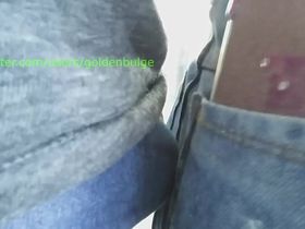 Мужик в автобусе трётся вставшим писюном о тугую задницу девки в джинсах