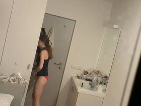 Сосед через окно подглядывает за худенькой девкой с хвостиком