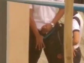 Стройная девушка на улице дрочит солдату и сосёт его хер