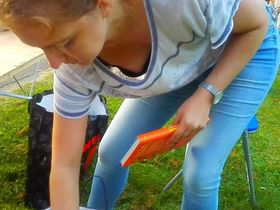 Парень в парке заглядывает стройной тёлке в декольте и снимает её титьки