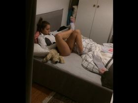 Учитель шпионит за худенькой студенткой через окно и любуется её ножками