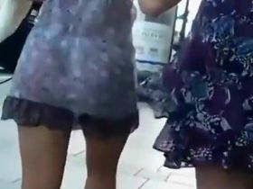 Девки подружки гуляют по улице в лёгких платьях и светят своими трусиками