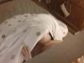 Мужик застукал жену друга за мастурбацией на широкой кровати и снял её на видео