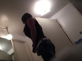 Сексапильная тёлка в чёрном нижнем белье переодевается перед зеркалом