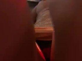 Полуголую пьяную блондинку в ночном клубе поливают на барной стойке алкоголем