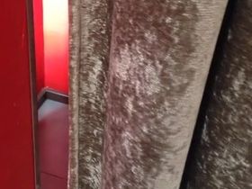 Парень в магазине снимает в примерочной девушку в колготках