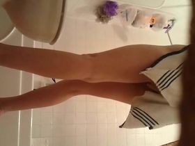 Сосед подглядывает в ванной за голой девкой и снимает её побритую пизду