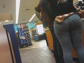 Мужик в супермаркете снимает скрытой камерой круглую жопу бабы в джинсах