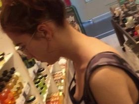 Парень в магазине заглянул няшке в декольте и снял её титьки с острыми сосками