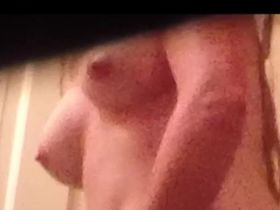 Длинноволосая студентка переодевается в ванной и светит бритой киской