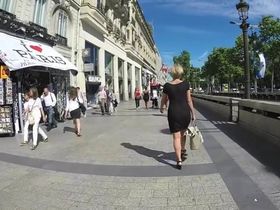 Сексапильная баба гуляет по городу без нижнего белья в полупрозрачном платье