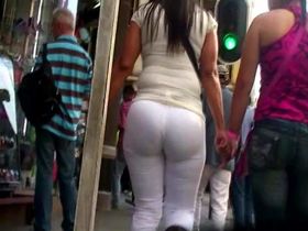 Пацан преследует на улице женщин в обтягивающих штанах и снимает их большие жопы
