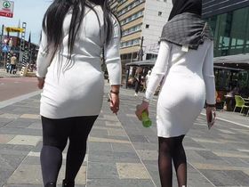 Арабки гуляют по улице в облегающих платьях и чёрных колготках