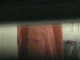 Мужик подглядывает за голой девушкой в раздевалке и снимает её мохнатую писю