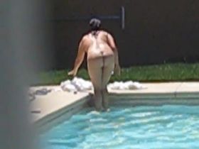 Фигуристая женщина купается в бассейне голышом и светит своими большими дойками