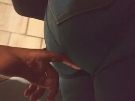 Негр на эскалаторе трогает пальцем большую задницу жопастой студентки в джинсах