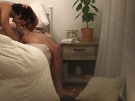 Домашняя порнуха с глубоким минетом от кудрявой девки и трахом в позе наездницы