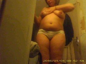 Беременная баба мнёт и гладит свои большие сиськи перед скрытой камерой