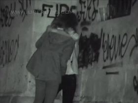 Высокая лесбиянка жарко целуется с подругой на улице и натирает её манду