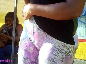 Зрелая мулатка в лосинах светит на остановке губастой пилоткой