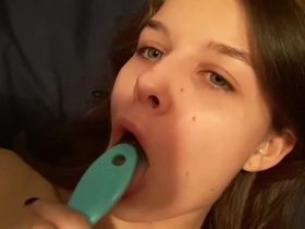 Молоденькая девка теребит маленькие соски и сношает себя расчёской