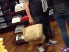 Подглядывание в магазине за замужними тёлками в лосинах