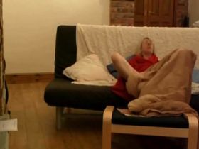 Зрелая баба на диване под пледом натирает влажную киску до оргазма