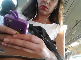 Парень снимает в поезде круглые коленки и голые ступни симпатичной тёлки