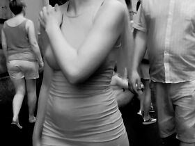 Голая девушка в платье на экскурсии по городу