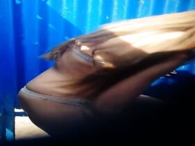 Худая телка засветилась голая в кабинке на пляже