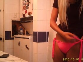 Подглядывание в ванной за блондинкой в купальнике