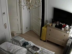 Женщина с большими дойками в своей комнате